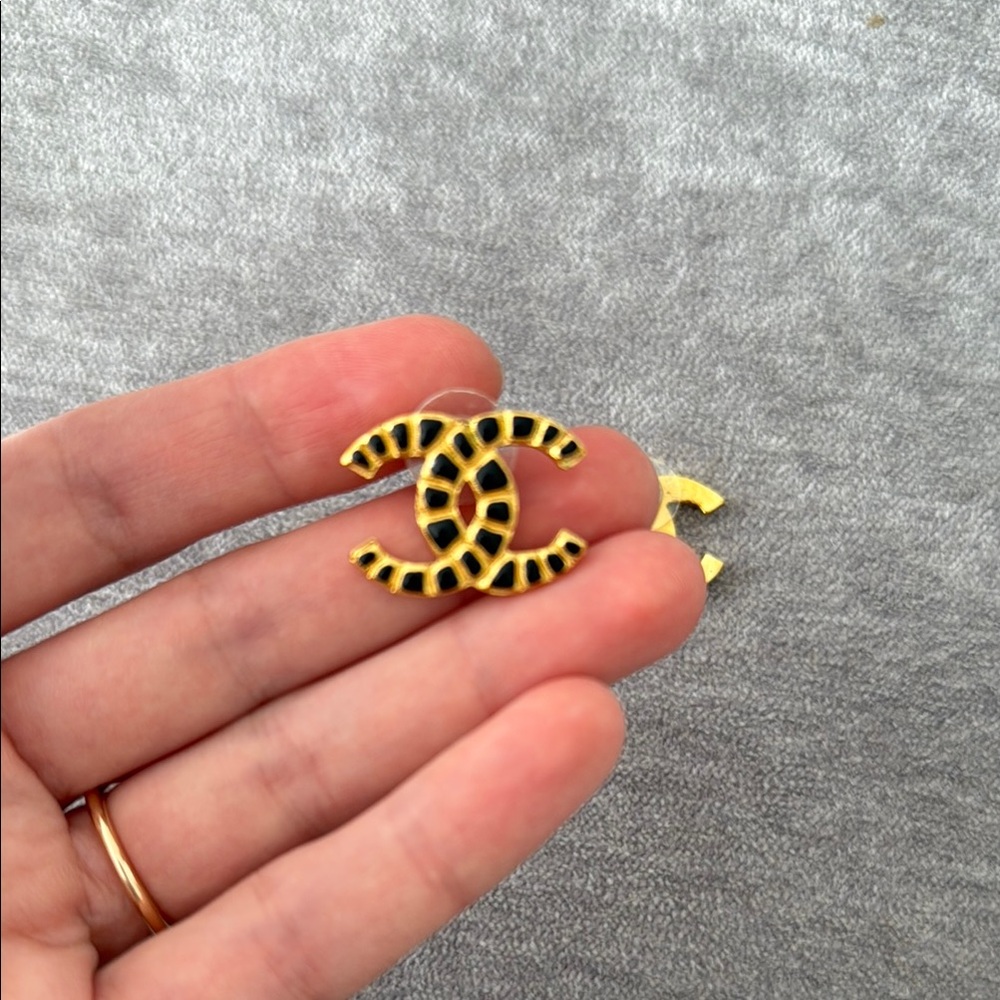 Chanel Vintage Gold and Black Earrings - Picture 4 of 4